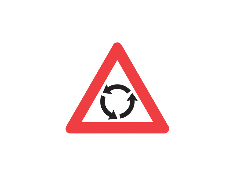 A16 - Rundkørsel. Tavlen opstilles på strækninger, hvor man ikke forventer en rundkørsel, vær særlig opmærksom på vejens forløb. Ved kørsel ind i en rundkørsel gælder reglen for ubetinget vigepligt, pas på cykler, knallerter samt fodgængere ved udkørsel.