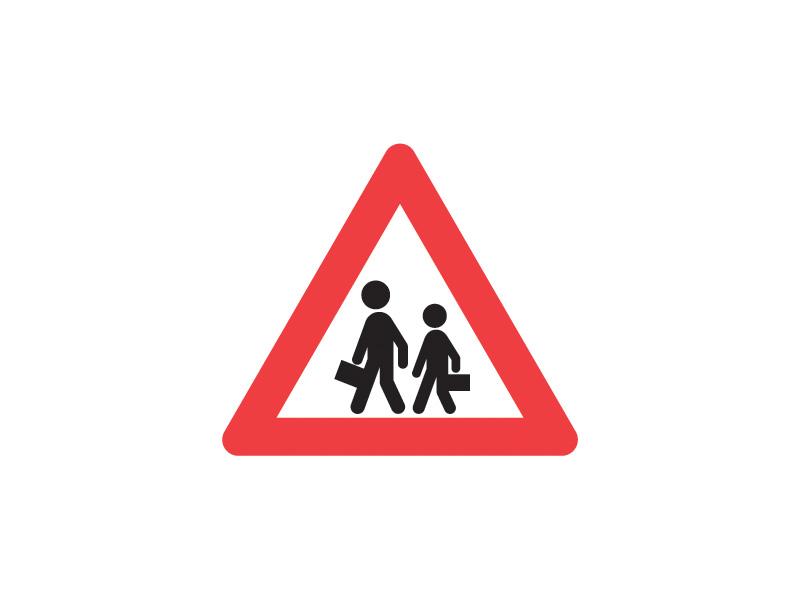 A22 - Børn. Tavlen advarer om børn på kørebanen. Vær særlig opmærksom på vejens brug. Tavlen ses oftest ved skoler, børnehaver, og i øvrigt bag på skolebusser. Hastigheden skal ned. Vær også særlig opmærksom på skolepatruljer.