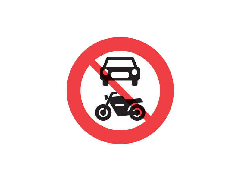 C22_1 - Motorkøretøj, stor knallert, traktor og motorredskab forbudt. Det kan angives med undertavle, at det også er forbudt at trække cykel og knallert.