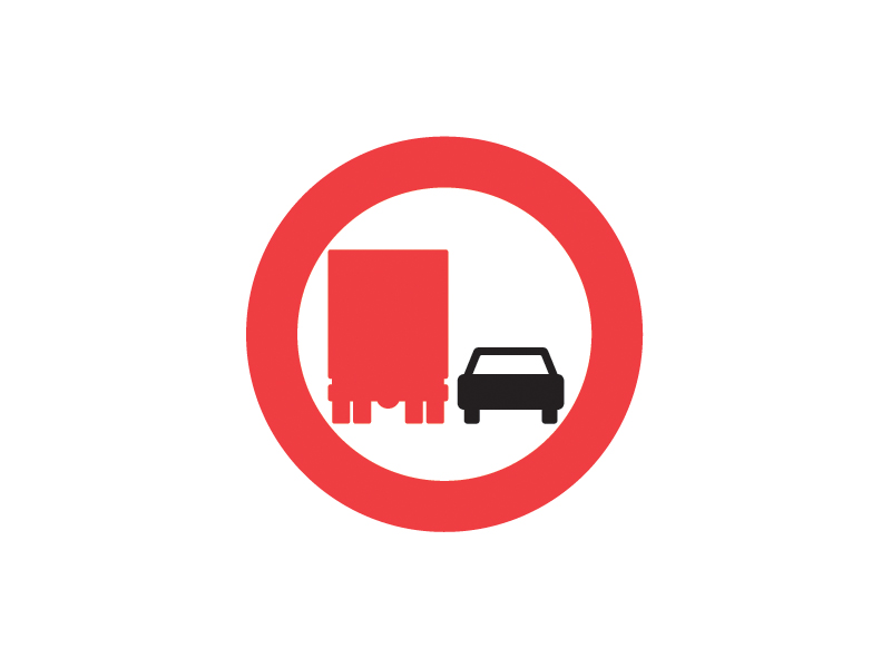 C52 - Overhaling med lastbil forbudt. Tavlen forbyder overhaling med lastbil og lastbilvogntog. Forbuddet gælder ikke ved overhaling af tohjulet cykel og tohjulet lille knallert. Det kan angives på undertavle, at det også er forbudt at overhale med andre køretøjsarter.