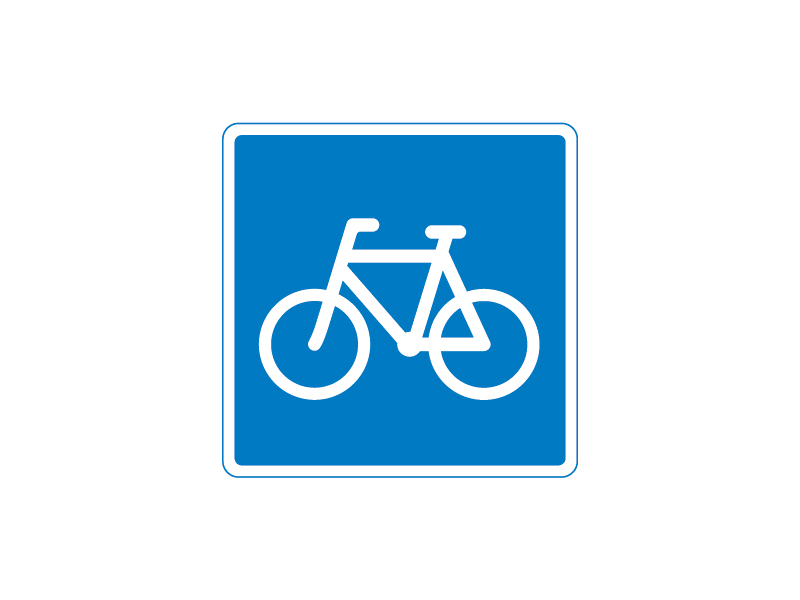 E21_1 - Anbefalet rute for cyklister. På ruter afmærket med E 21,1 kan kørsel med lille knallert være forbudt på visse delstrækninger. Tavlerne angiver vej, sti eller lignende, der hensigtsmæssigt kan benyttes af de færdselsarter, der er angivet med symbol. Se også rutevejvisning for stitrafikanter F 21 stivejvisere for cyklister, ridende og vandrere, jf. § 30.