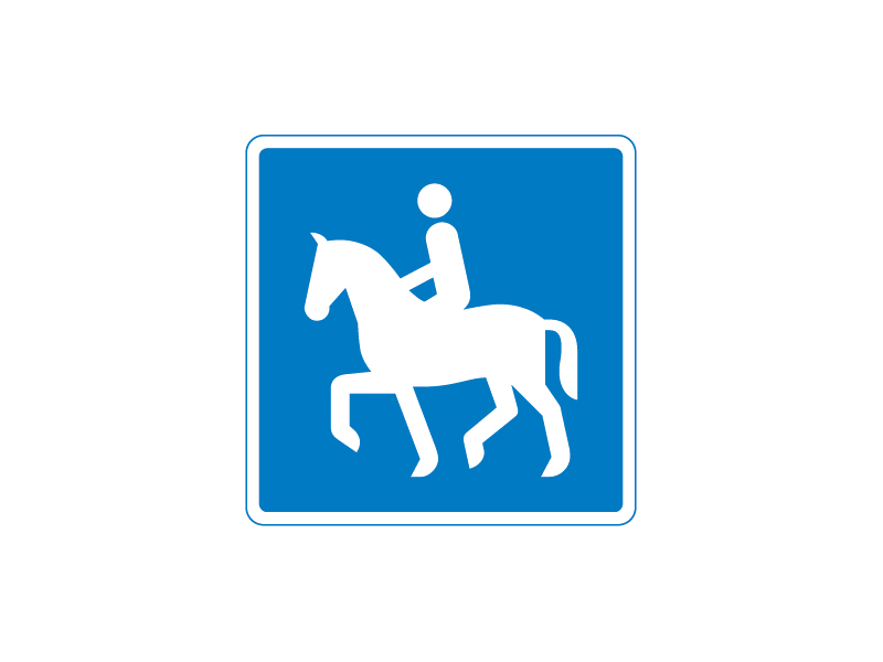 E21_3 - Anbefalet rute for ridende. Anbefalet rute for ridende. Tavlerne angiver vej, sti eller lignende, der hensigtsmæssigt kan benyttes af de færdselsarter, der er angivet med symbol. Se også rutevejvisning for stitrafikanter F 21 stivejvisere for cyklister, ridende og vandrere, jf. § 30.