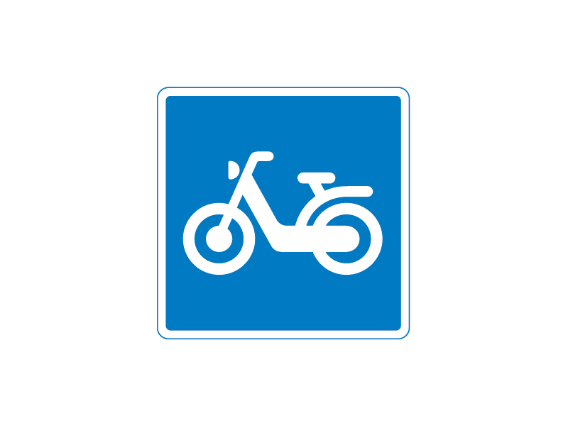 E21_4 - Anbefalet rute for knallerter. Anbefalet rute for lille knallert. Tavlerne angiver vej, sti eller lignende, der hensigtsmæssigt kan benyttes af de færdselsarter, der er angivet med symbol. Se også rutevejvisning for stitrafikanter F 21 stivejvisere for cyklister, ridende og vandrere, jf. § 30.
