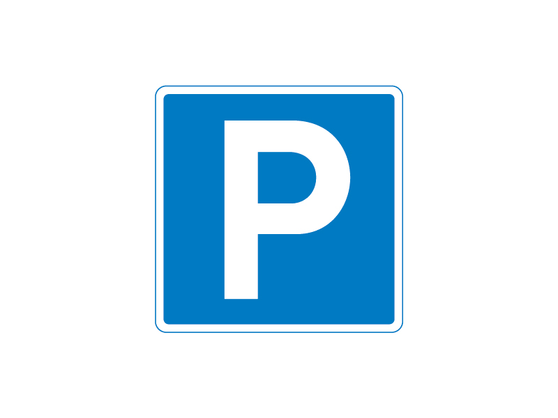 E33_1 - Parkering. Tavlen angiver areal, som er beregnet til parkering. På zonetavle anvendes E 33-tavlen alene til at angive begrænsninger i adgangen til at parkere i området. Et vinkelformet tagsymbol over symbolet tilkendegiver, at det drejer sig om indendørs parkering. Retning og/eller afstand til parkeringsplads og begrænsninger eller lempelser i adgangen til at parkere kan angives enten på selve tavlen eller på undertavle. Vedrørende parkering i bås, se § 56, T 33 Parkeringsbås. Ligger parkeringsarealet på kørebanen uden at være afmærket på denne, angives parkeringsarealets udstrækning på kørebanen med undertavlerne UE 33,1-33,4. Endvidere gælder bestemmelsen om parkering på samme måde, som anført i § 17 vedrørende C 61-62, UC 33 og UC61-62. Hvor E 33 suppleres med undertavle E 23 Vejledning for invalide, angiver dette, at parkeringsarealet kun må benyttes til standsning og parkering af køretøjer, som er forsynet med en i medfør af færdselslovens § 88 a udstedt tilladelse. I områder, hvor der findes en generel parkeringsbegrænsning for visse køretøjer, kan denne parkeringsbegrænsning lokalt ophæves ved at supplere E 33 med en undertavle, der viser symbolet for de aktuelle køretøjer med »Tilladt« under symbolerne. Med sort undertavle kan henvises til regler for privatadministrerede parkeringsordninger.