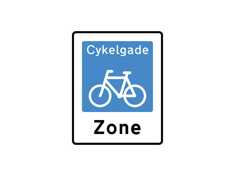 E47 - Cykelgade. Tavlen angiver et område, hvor følgende særlige færdselsregler gælder: 1) Kørebanen er reserveret til cykel og lille knallert. 2) Tilladelse til kørsel med andre køretøjer i området kan gives. I så fald skal kørsel ske under iagttagelse af bestemmelserne i punkterne 4-7. 3) Eventuel tilladelse til kørsel angives på undertavle som anført i § 16, stk. 3, punkterne 2-5. Desuden kan anvendes undertavlen »Kørsel tilladt« eller andre undertavler, der tillader kørsel med bestemte færdselsarter. Tilladelse på undertavle kan afgrænses tidsmæssigt, jf. § 9, tavle U 3. 4) Kørsel på kørebanen må kun ske med en hastighed svarende til hastighed for cyklister og førere af lille knallert (normalt under 30 km/h). 5) De kørende skal udvise særlig agtpågivenhed og hensynsfuldhed over for hinanden. 6) Kørende må ikke unødigt hindre de øvrige kørende i at komme frem. 7) Parkering i en cykelgade må ikke ske uden for særligt afmærkede pladser. Tavlen kan anvendes med undertavlerne U 1, U 2 eller U 6 til forvarsling.