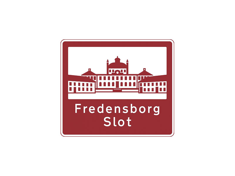K30 - Turistoplysningstavle. Tavlen opsættes ved siden af kørebanen, hvor trafikanterne fra den efterfølgende frakørsel kan nå frem til en nærliggende udpeget seværdighed eller attraktion. Øverst på tavlen vises en illustration, der kendetegner den udpegede seværdighed eller attraktion, og derunder angives seværdighed eller attraktionens navn. På undertavle til tavle om Unesco verdensarvsmonumenter vises logo og teksten ”UNESCO”.