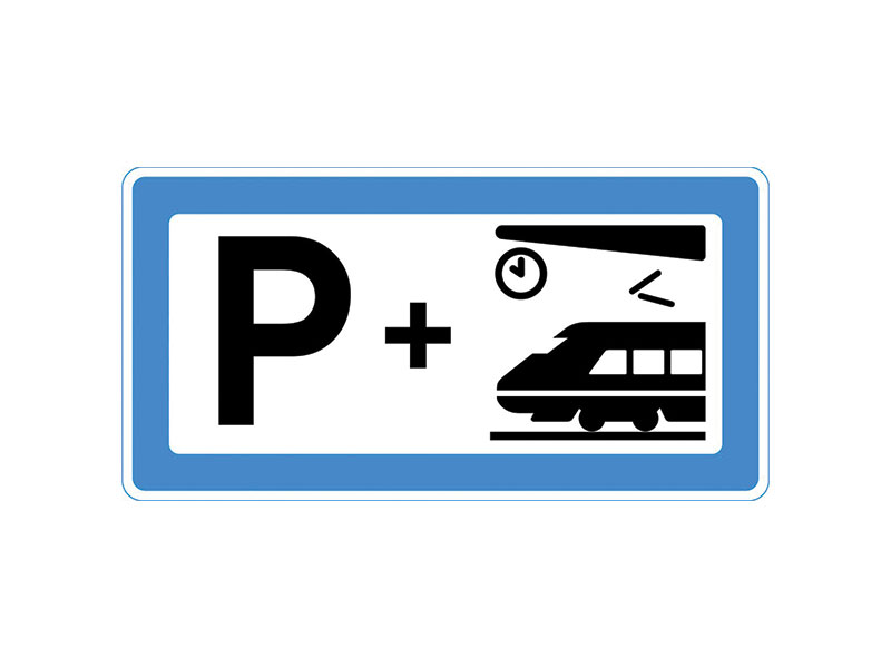 M16 - Parker og rejs. Tavlen angiver parkeringsplads ved jernbanestation, busterminal, letbaneholdeplads eller færge. På tavlen kan også bruges symbol, der viser bus, letbanekøretøj eller færge.