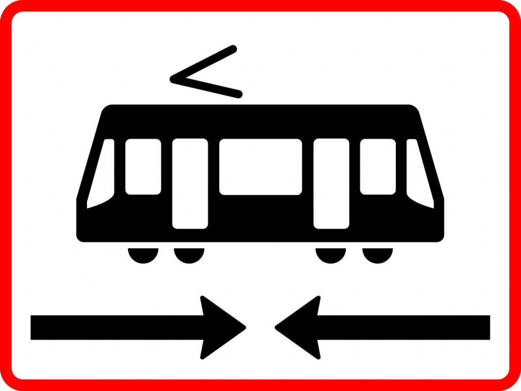 UB11.3 - Letbane. Undertavlen angiver, at der på den krydsende vej er anlagt letbane, hvor færdsel med letbanekøretøjer i begge retninger er tilladt. Tavlen kan bruges under tavlen B 11.
