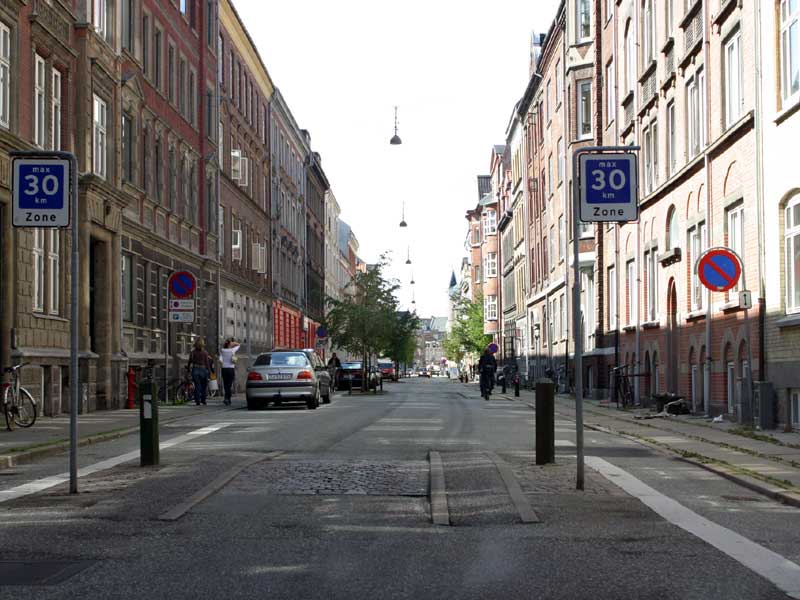 e53_fartdaemp2 e53 fartdaemp2 Forståelsen af de nye hastighedsgrænser er vigtig for trafiksikkerheden i byerne. Lavere hastigheder giver mere tid til reaktion og øger trygheden for cyklister og fodgængere. Når hastigheden falder, blomstrer livet på gaden, lokale butikker får flere kunder, og fællesskabet styrkes. Ved at justere vores kørsel bidrager vi til et sundere byliv, hvor alle kan bevæge sig frit og sikkert.