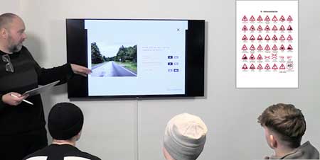 Kørelærer underviser med Teoriundervisning.dk